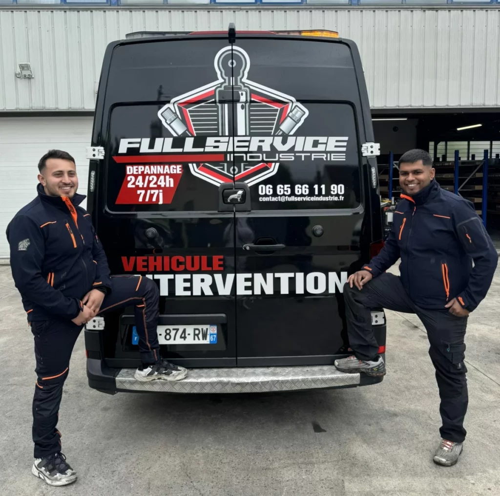 Équipe Full Service Industrie devant le véhicule d'intervention hydraulique 24h/24