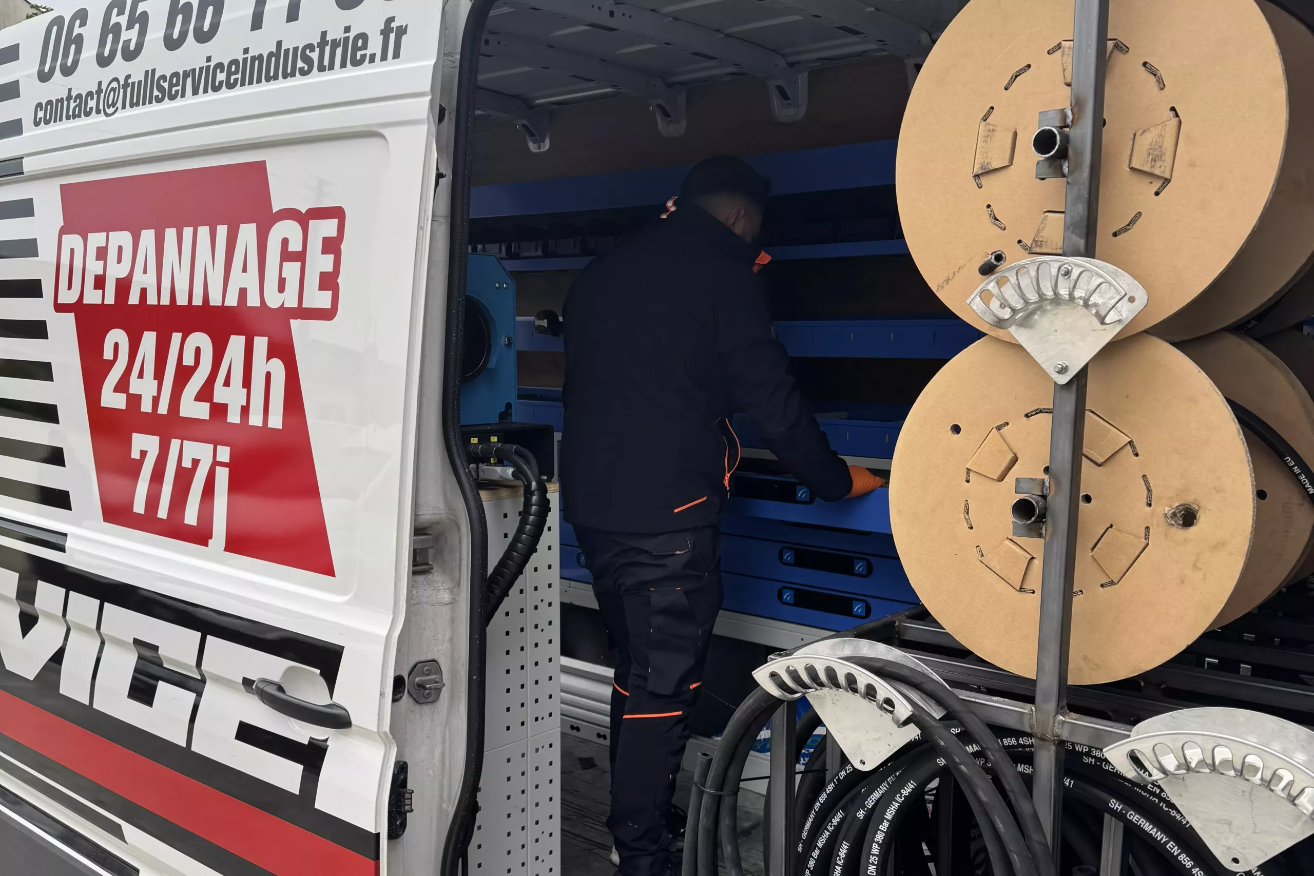 Intérieur du camion-atelier Full Service Industrie : tourets de tuyau et flexibles hydrauliques embarqués