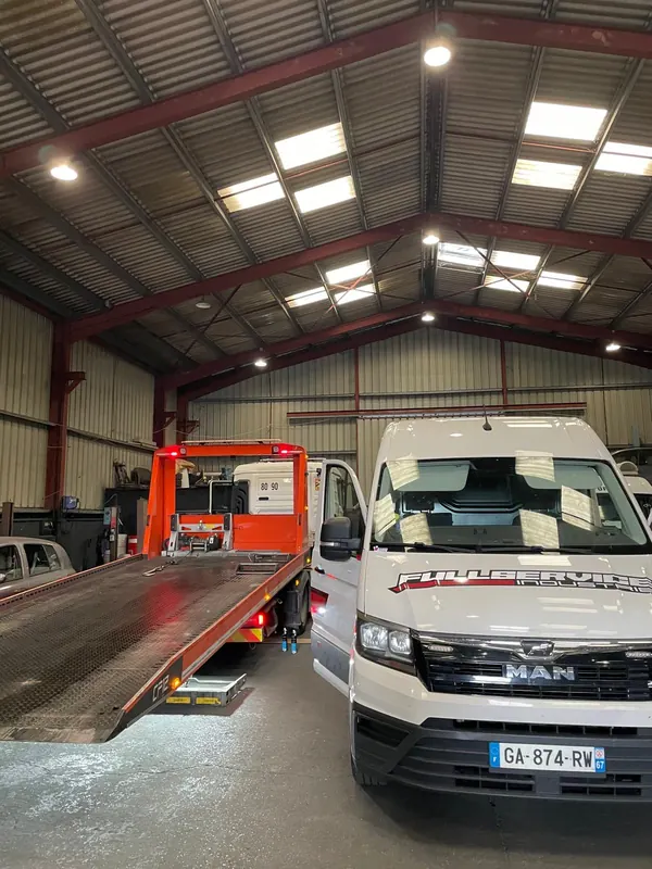 L’atelier : un camion plateau et un fourgon-atelier