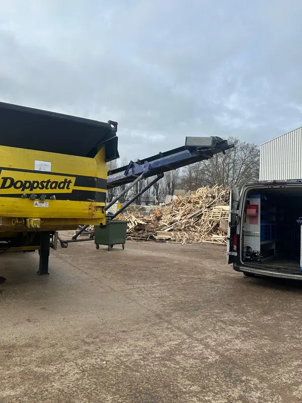 Camion-atelier Full Service Industrie au pied d’un broyeur Doppstadt