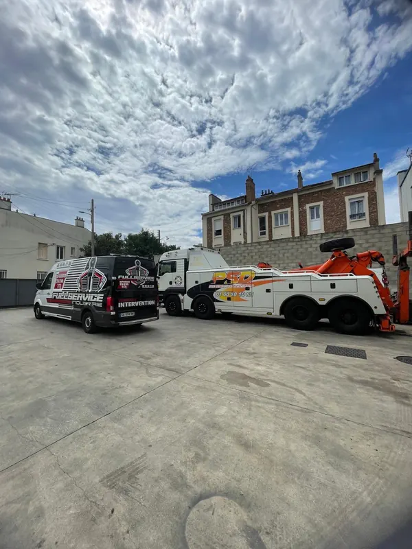 Camion-atelier garé à côté d’une dépanneuse
