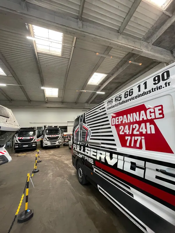 Camion-atelier Full Service Industrie dans un dépôt de poids lourds
