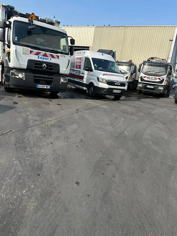 Camion-atelier au milieu des poids lourds d’un dépôt