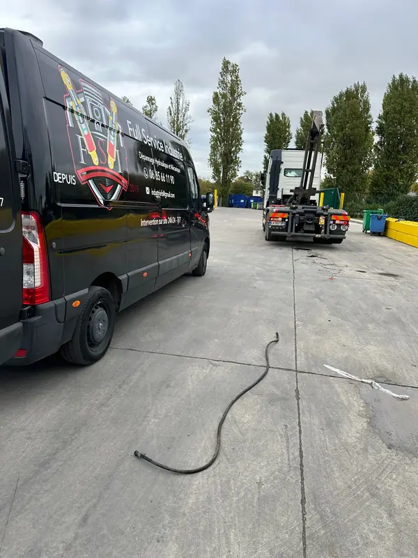 Camion-atelier Full Service Industrie sur un parking d’entreprise
