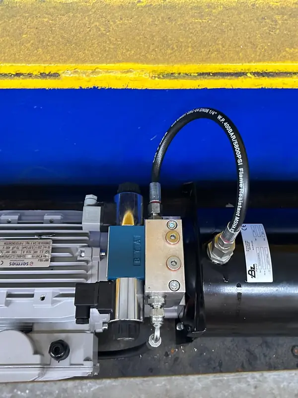 Centrale hydraulique : moteur électrique, pompe et réservoir