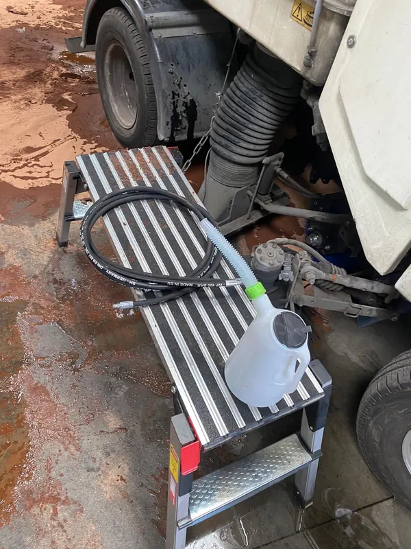 Flexible hydraulique neuf posé sur le marchepied d’un porteur