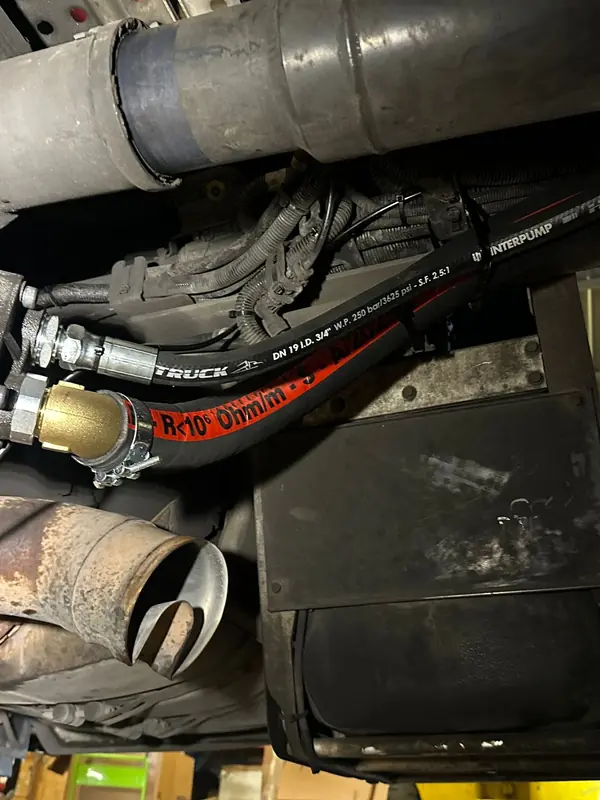 Flexible hydraulique neuf posé sous un poids lourd