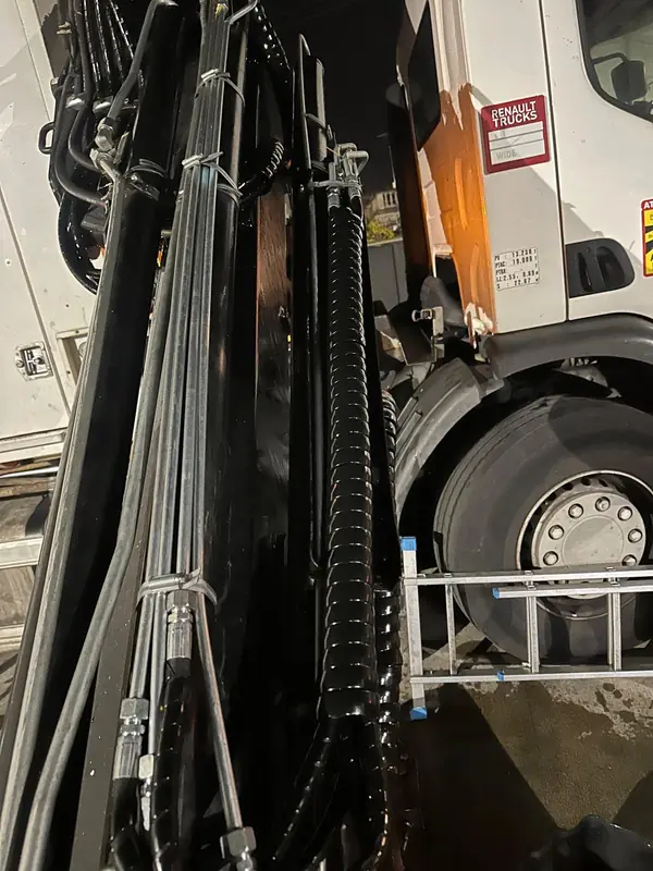 Flexibles hydrauliques gainés le long d’un porteur