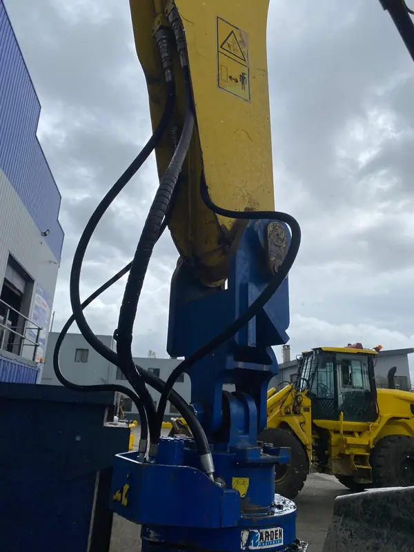 Flexibles hydrauliques le long d’un bras de grue
