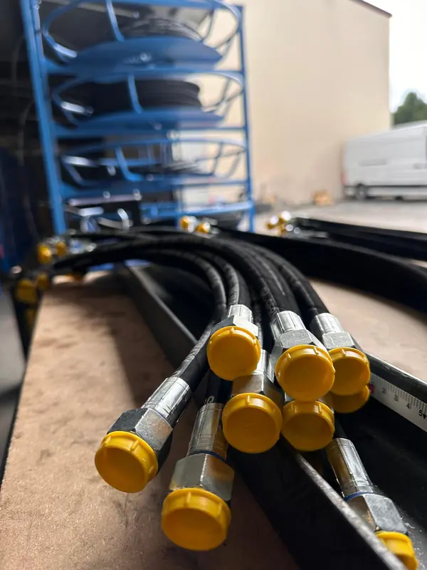 Flexibles hydrauliques neufs prêts à être montés