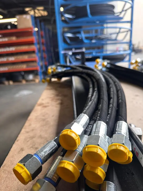 Flexibles hydrauliques neufs avec leurs bouchons de protection
