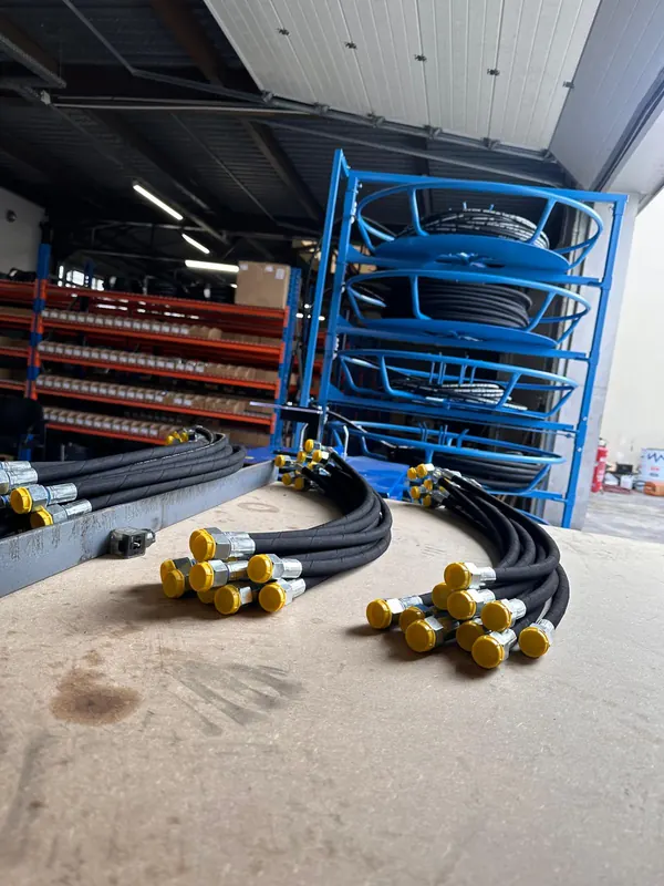 Flexibles neufs devant les tourets de tuyau