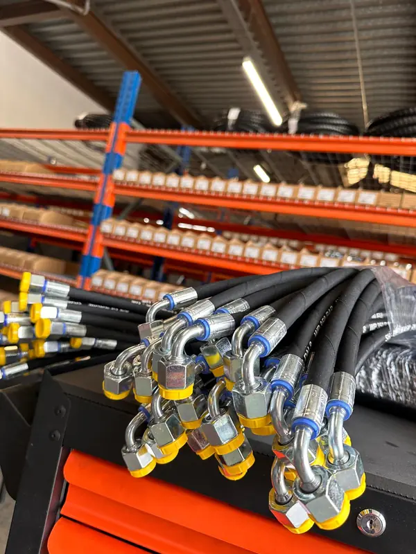 Flexibles sertis rangés devant le rayonnage de l’atelier