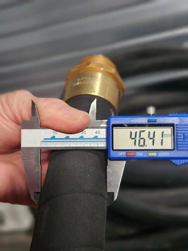 Mesure d’un flexible hydraulique au pied à coulisse : 46,41 mm