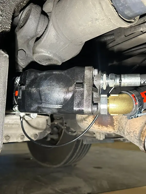 Pompe hydraulique sur prise de force, sous un camion