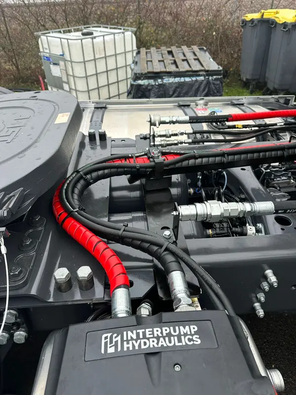 Pompe Interpump Hydraulics et ses flexibles, sur un camion
