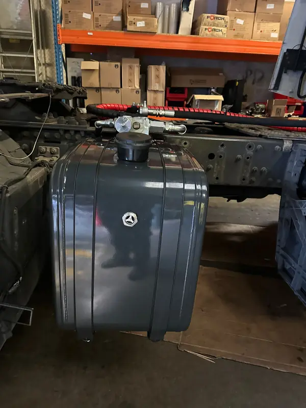 Réservoir hydraulique monté sur un châssis de camion