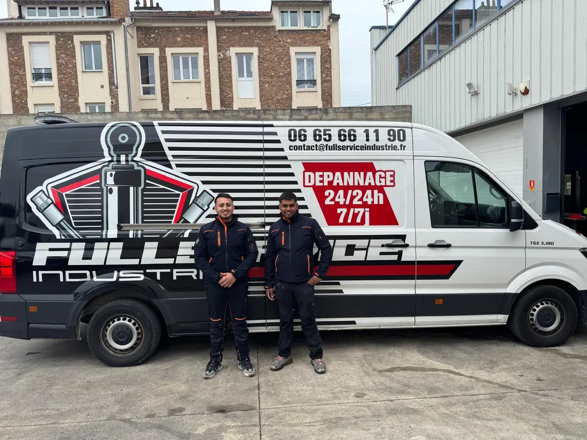 Deux techniciens Full Service Industrie devant leur camion-atelier