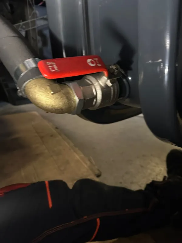 Vanne sur la sortie d’un réservoir hydraulique